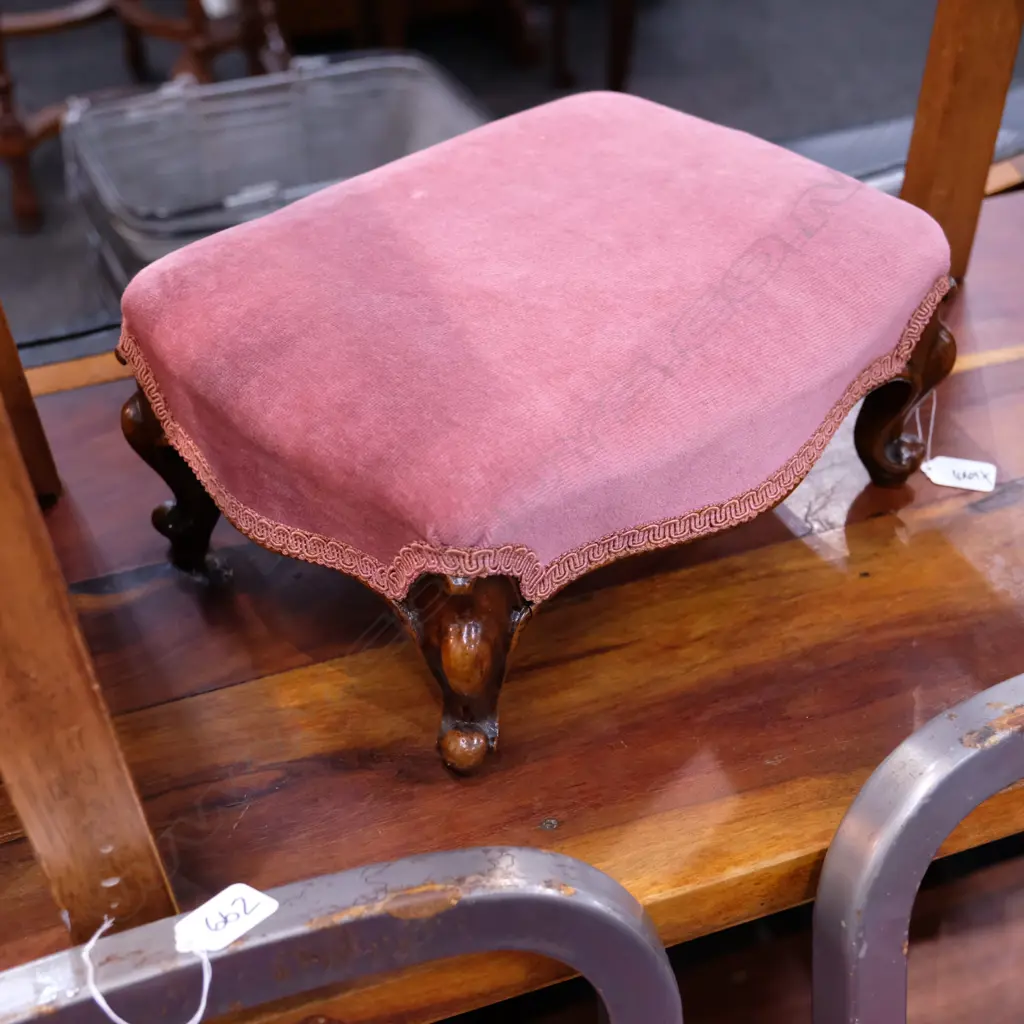 VICT. CAB LEGGED VELOUR FOOTSTOOL Image 1++