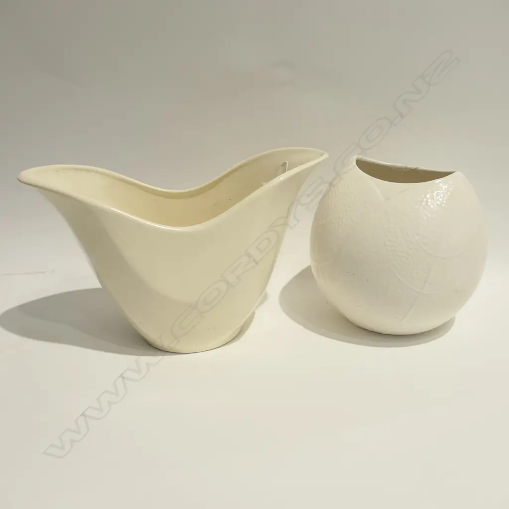 2 CROWN LYNN VASES H 150 MM Image 1++