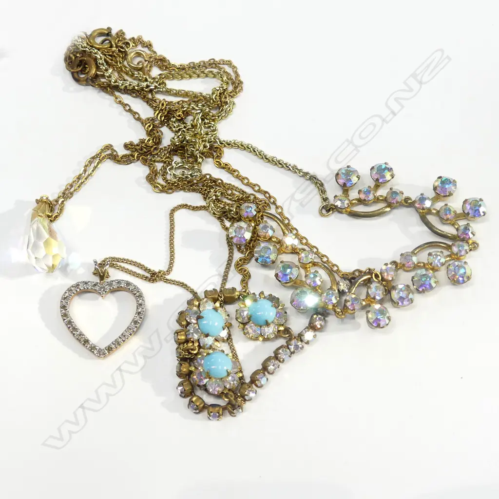 4 CRYSTAL NECKLACES Image 1++