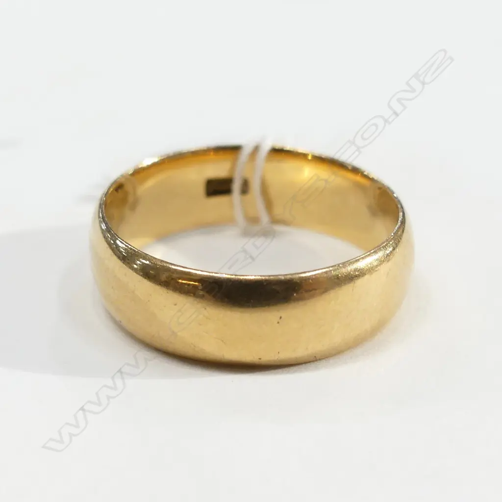 18ct GOLD WEDDING BAND, 5.1gm Image 1++