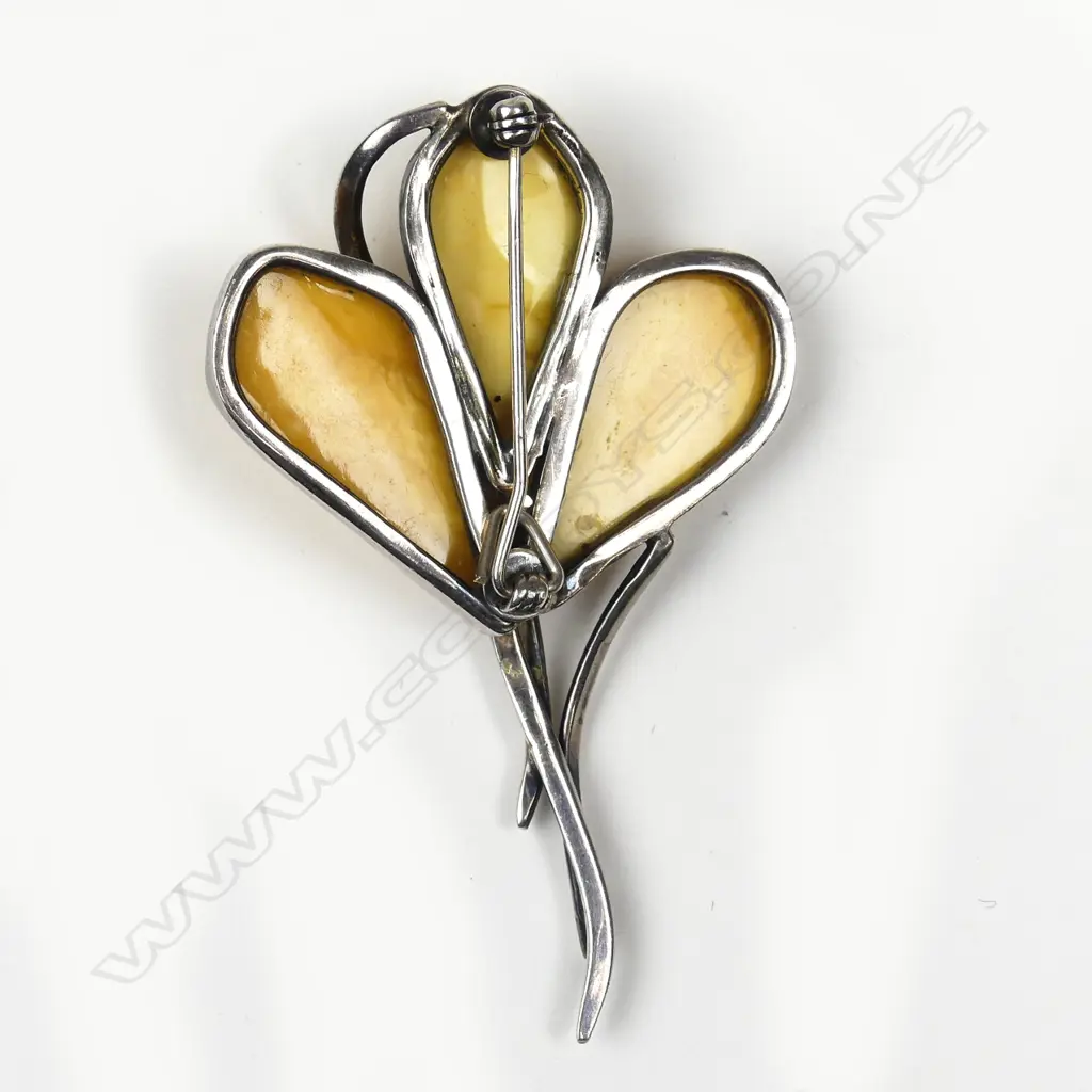 A stylish amber and silver brooch Image 1++