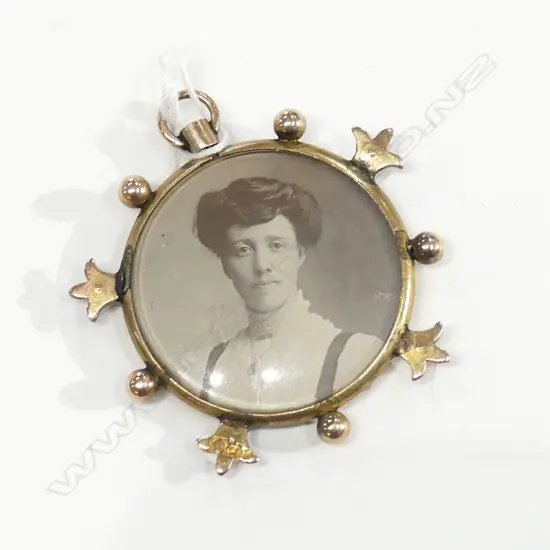GOLD PHOTO LOCKET