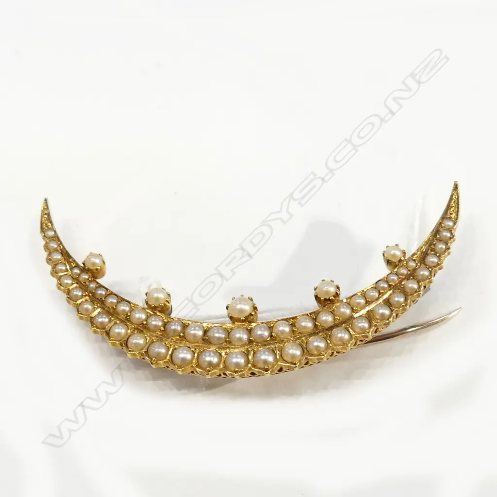 15ct ? GOLD EDW SEED PEARL CRESCENT BROOCH Image 1++