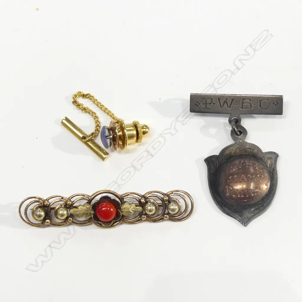 14CT CORAL BROOCH; SIL BADGE; & OPAL TIE TACK Image 1++