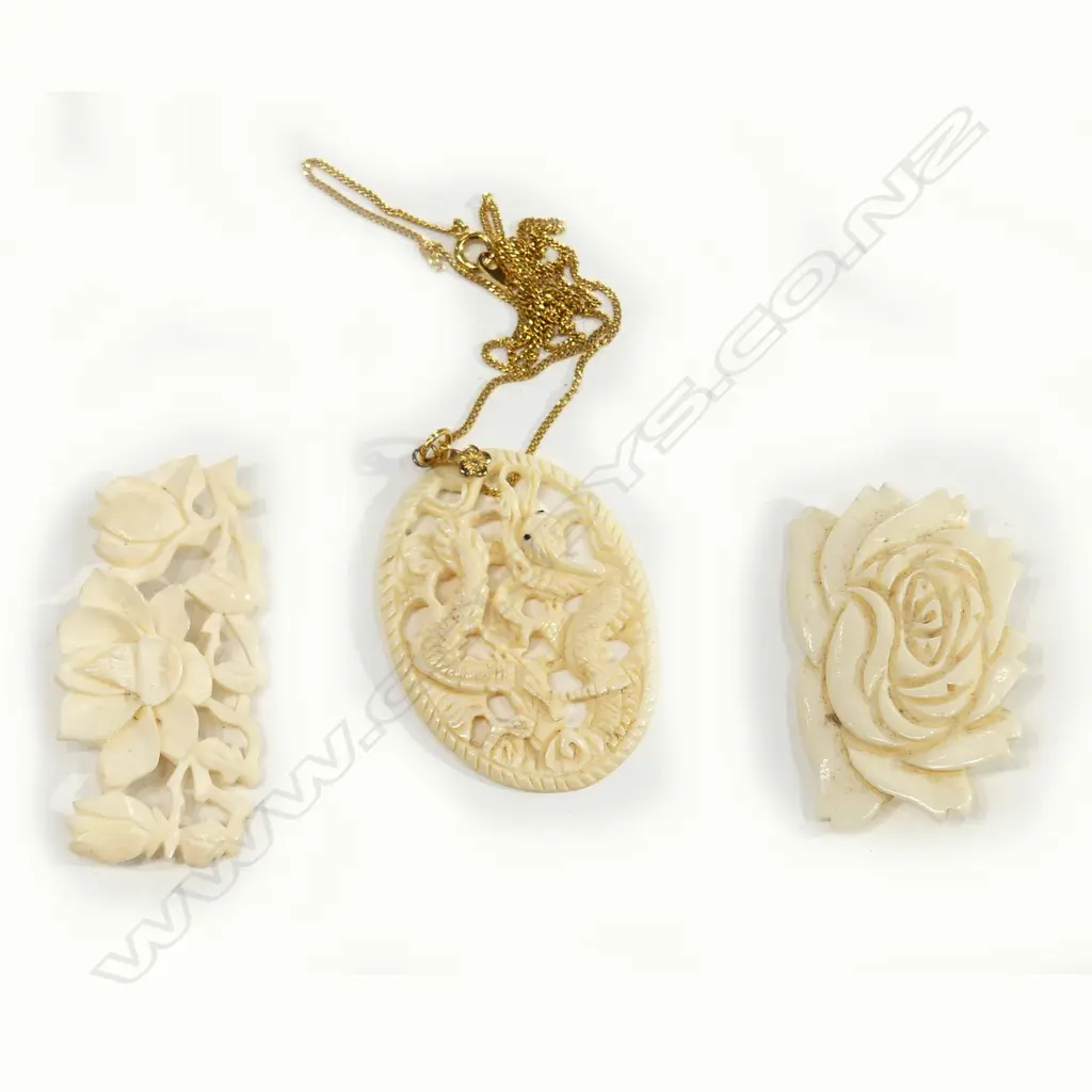 2 IVORY BROOCHES; 1 IVORY PENDENT, G.P.CHAIN Image 1++