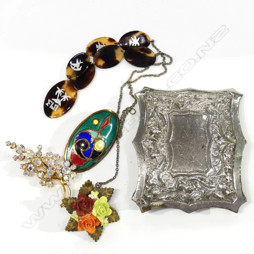 BUCKLE; 3  BROOCHES; 1 TORTE SHELL NECKLACE Image 1++