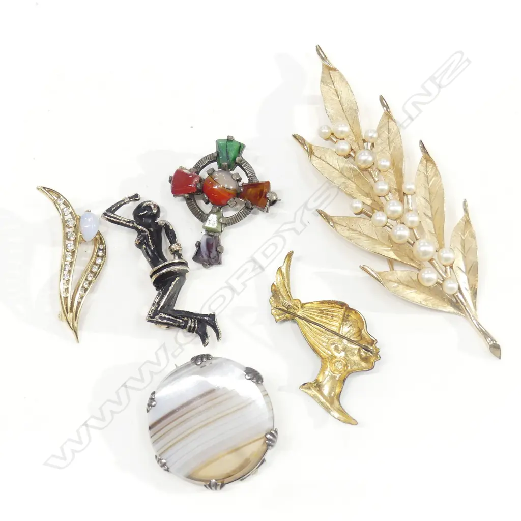 SIL BANDED AGATE BROOCH; & 5 OTHER ASSORTED BROOCHES Image 1++