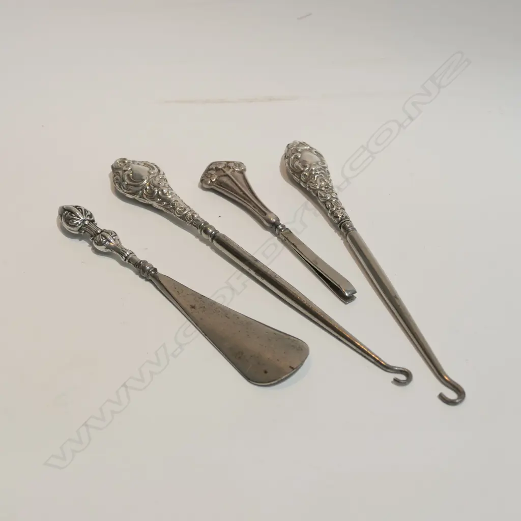 2 SILVER HANDLED BUTTON HOOKS, TWEEZERS & SHOE HORN Image 1++