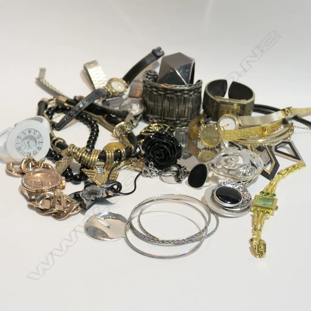 LOT ASST COSTUME JEWELLERY Image 1++