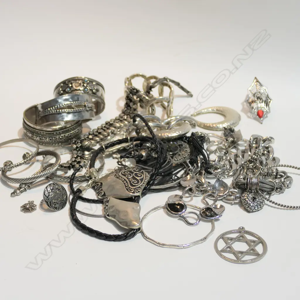 LOT ASST COSTUME JEWELLERY Image 1++