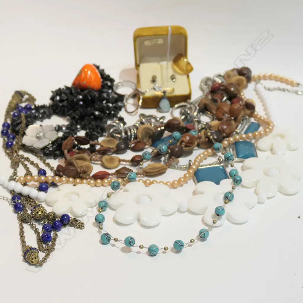 LOT ASST COSTUME JEWELLERY/ RINGS / OPAL PENDANT Image 1++