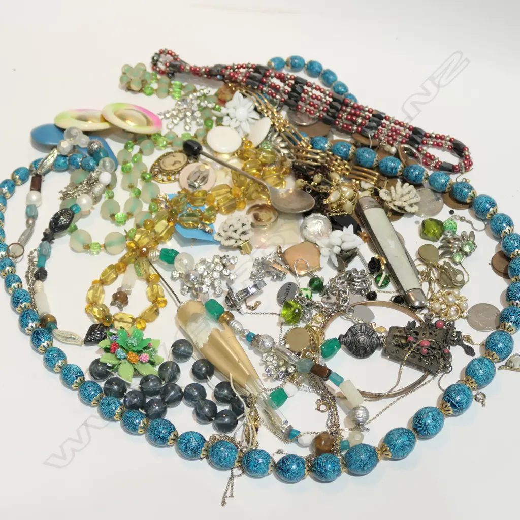 SMALL CONTAINER OF ASSORTED JEWELLERY Image 1++