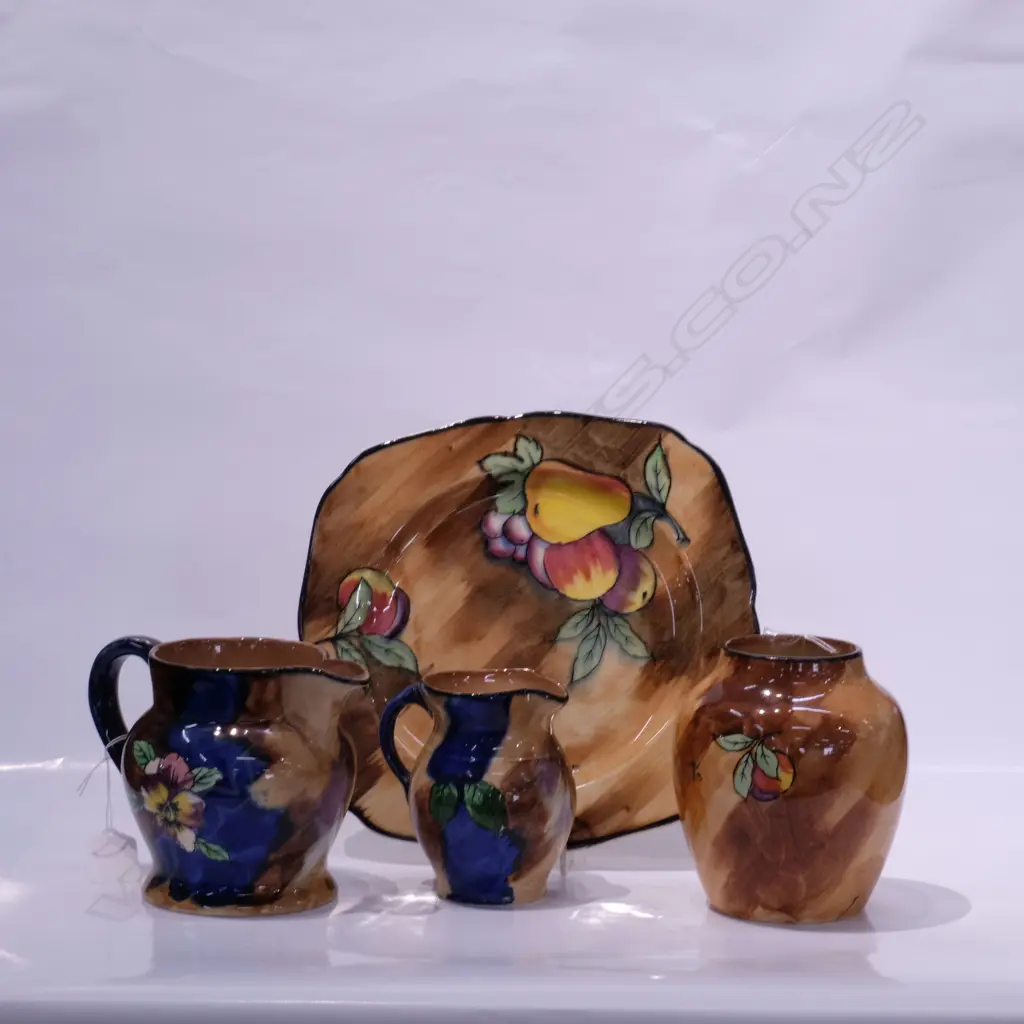 TUNSTALL LUSCIOUS PLATE + VASE + 2 VIOLA JUGS H. 130MM Image 1++