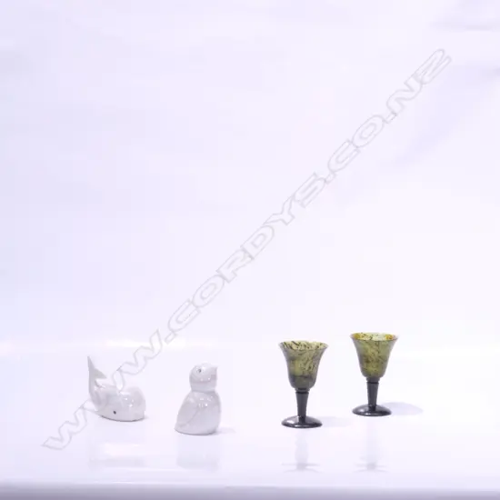 SMALL SPINACH JADE WINE GLASSES & TWO SMALL PEARL GLAZE FIGURES
