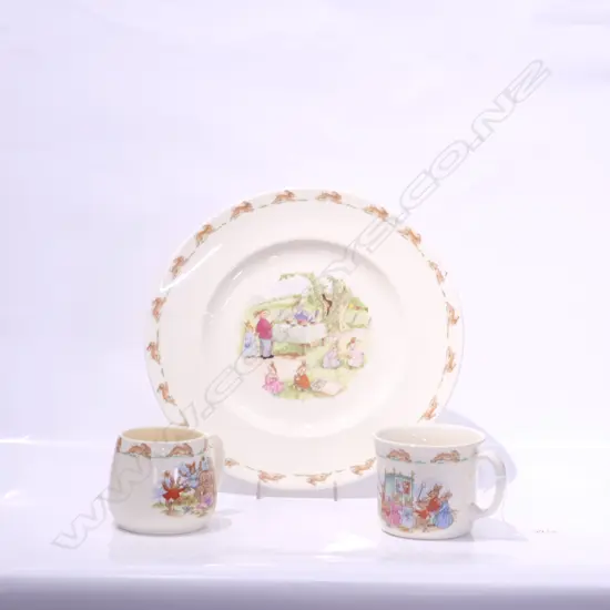 ROYAL DOULTON BUNNYKINS PLATE + MUGS DIA. 260MM
