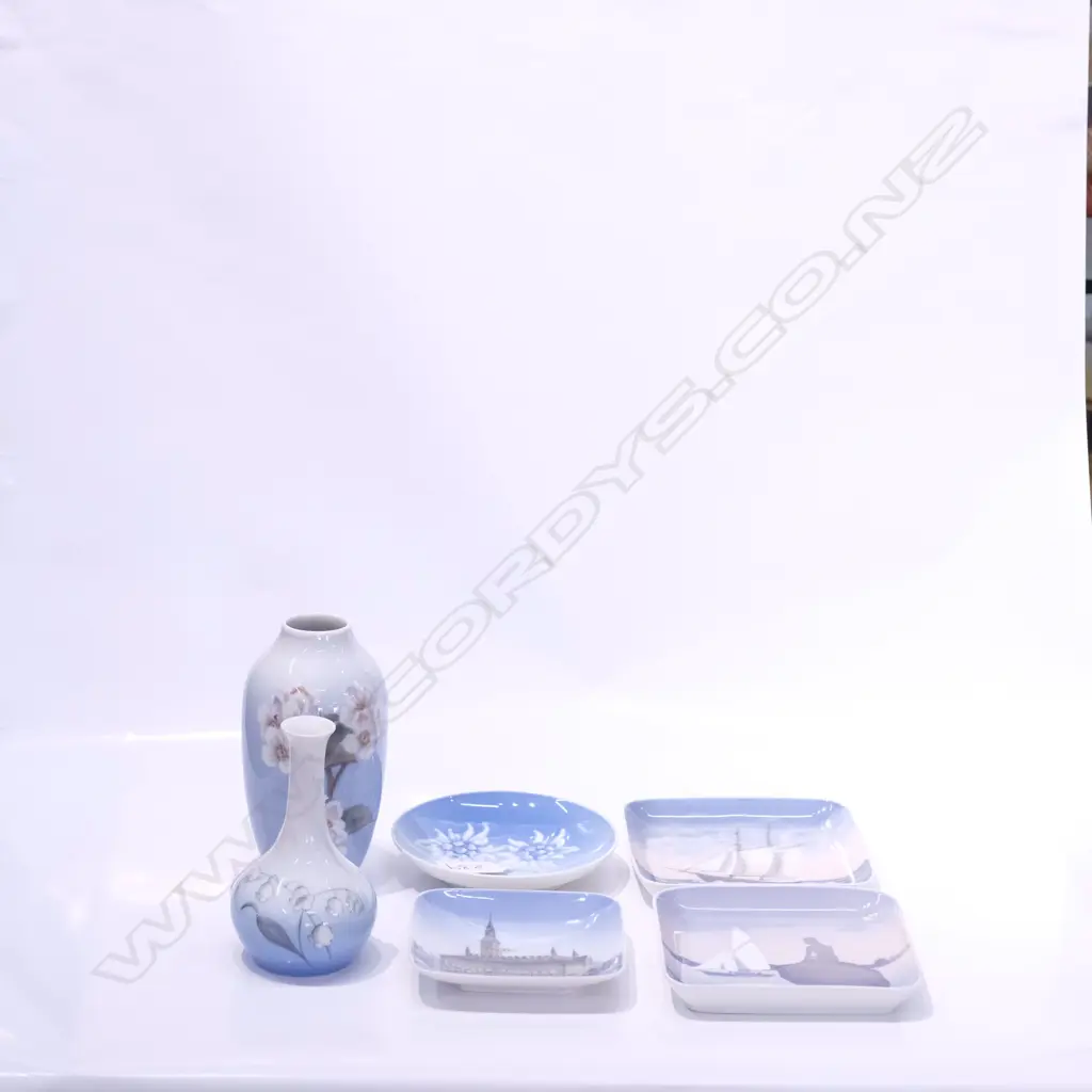 4 R/COPENHAGEN DISHES AND 2 VASES H. 140MM Image 1++