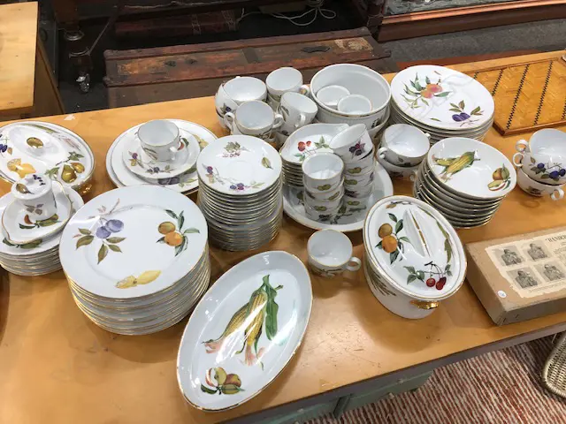 LARGE EVESHAM DINNER SERVICE APPROX 100 PCS Image 1++