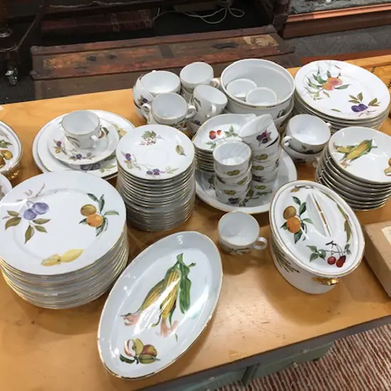 LARGE EVESHAM DINNER SERVICE APPROX 100 PCS
