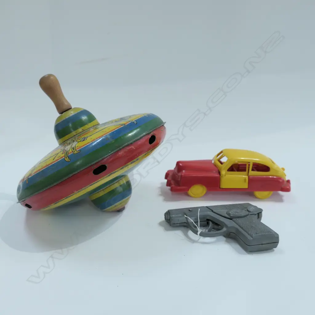 TIN PLATE SPINNING WHEEL / CAP GUN / EARLY PLASTIC CAR Image 1++