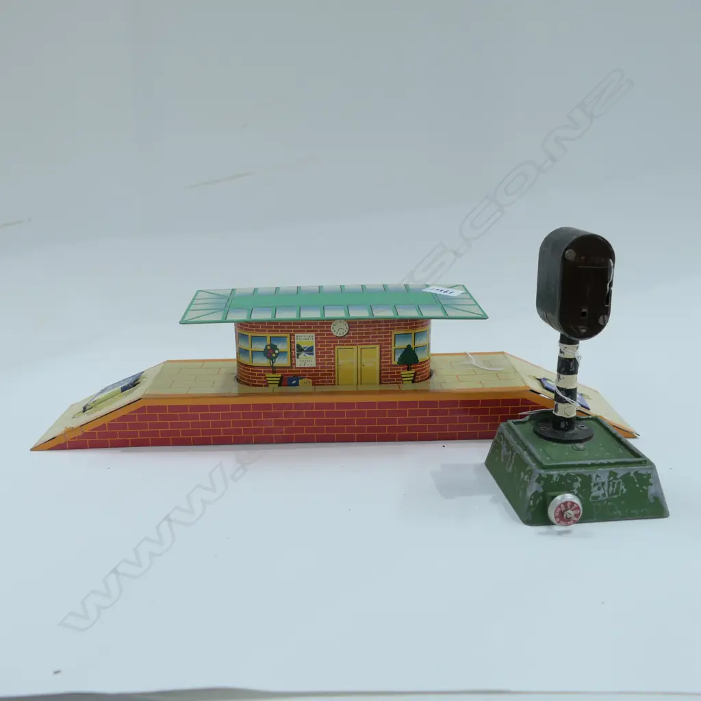 CHAD VALLEY TIN PLATE BOGNOR REGIS RAILSTATION AND SIGNAL L. 370MM; 17361 Image 1++