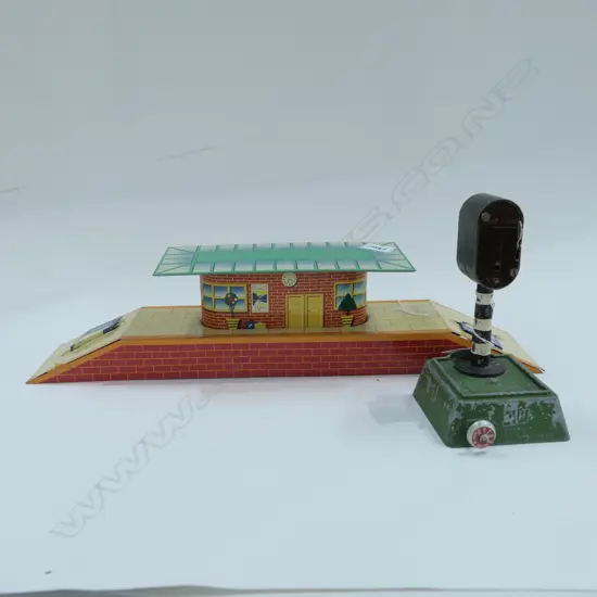 CHAD VALLEY TIN PLATE BOGNOR REGIS RAILSTATION AND SIGNAL L. 370MM; 17361