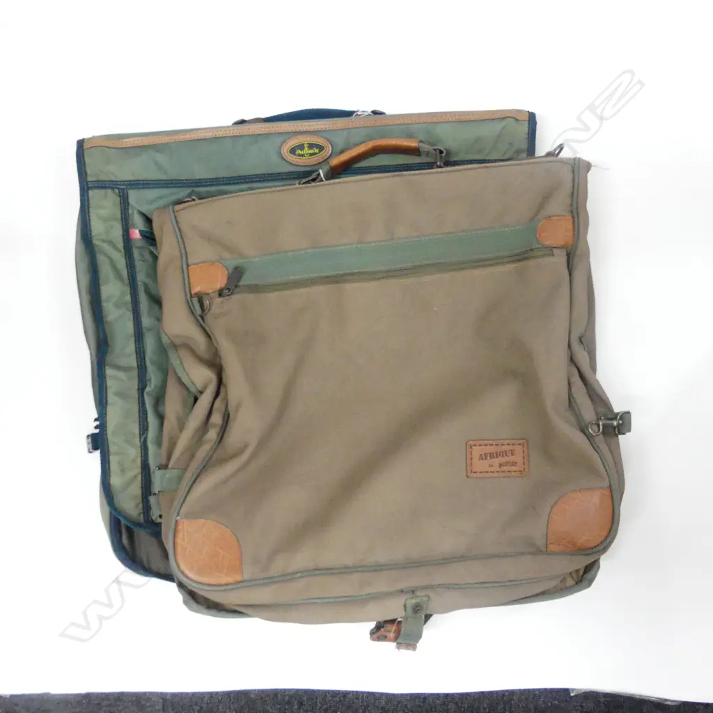2 GREEN CANVAS CLOTHING BAGS FOR TRAVEL Image 1++