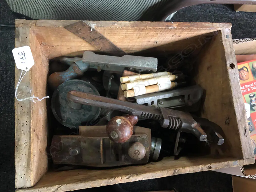 ASSORTED BOX OF OLD TOOLS Image 1++