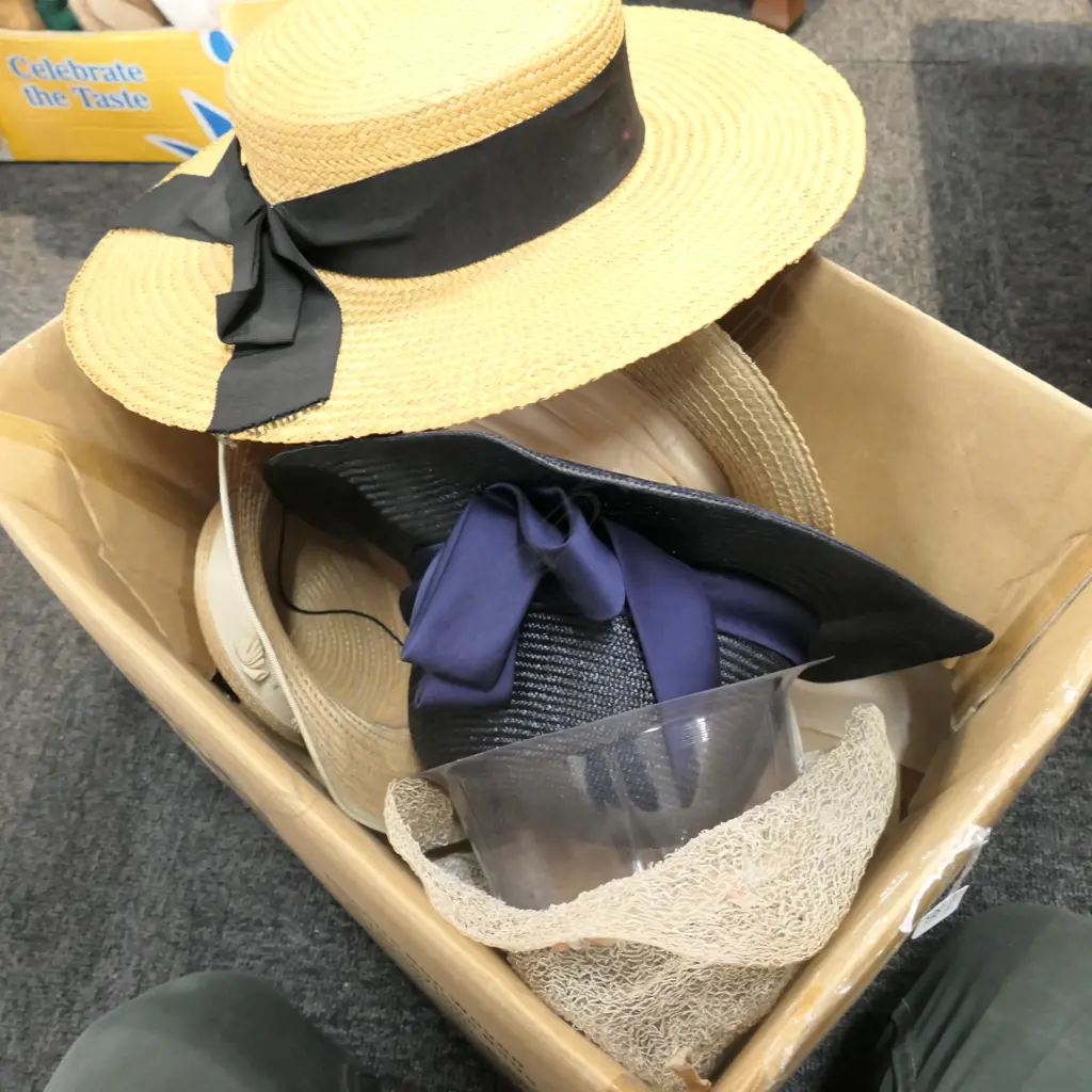 LOT ASST VINTAGE SUN HATS Image 1++
