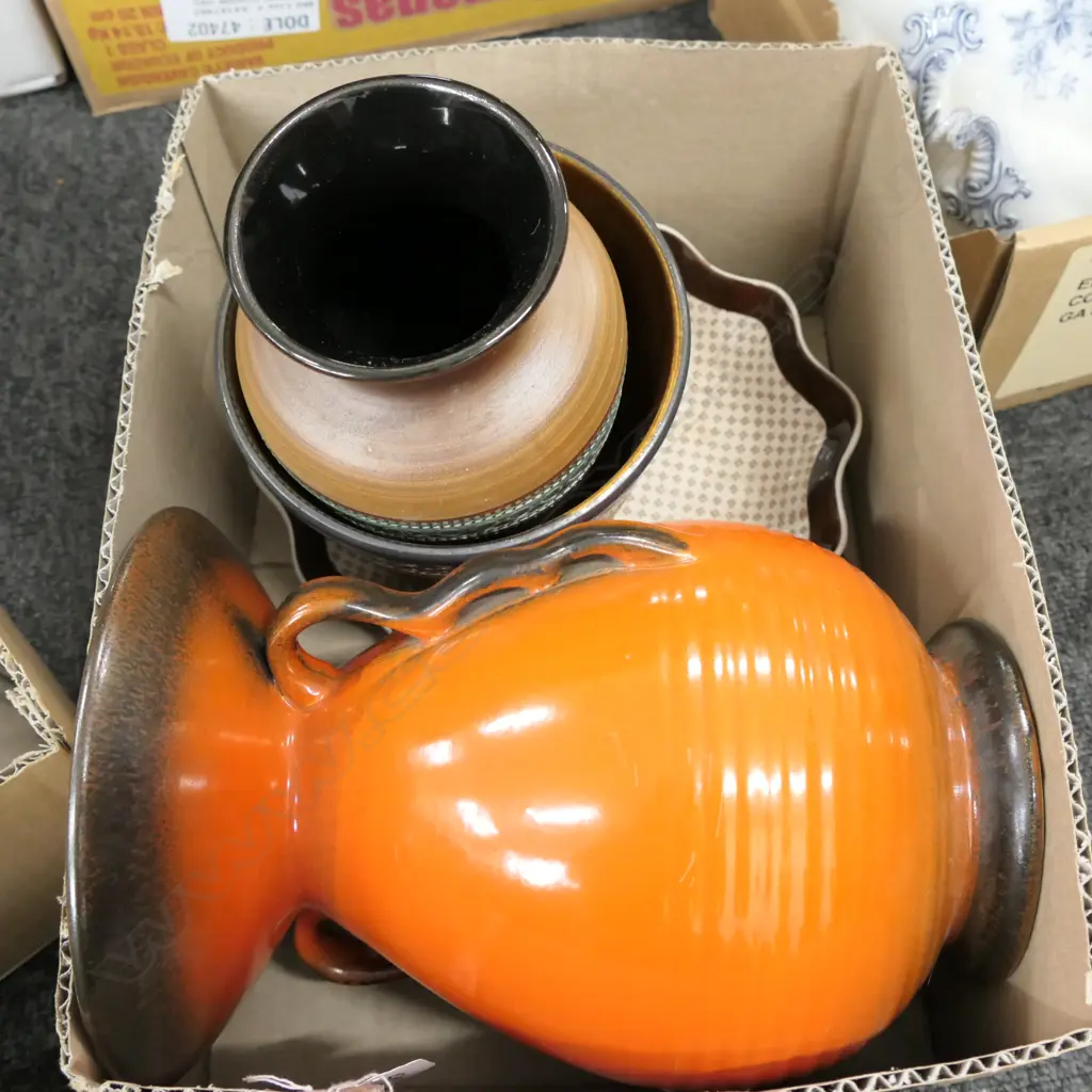 BOX OF CONTINENTAL POTTERY Image 1++