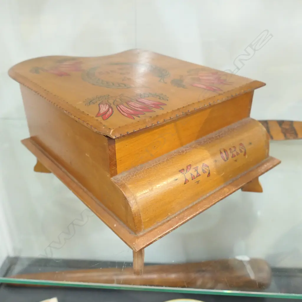 KAURI PIANO FORM KIA ORA SEWING BOX L 330 MM Image 1++