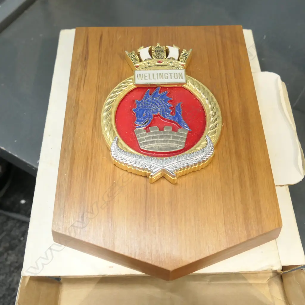 WELLINGTON HERALDIC SHIELD ON WOODEN PLAQUE Image 1++