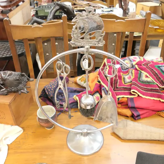 METAL BRUSH SET, SCISSORS, POKER AND STAND. H. 530MM 5 PIECES