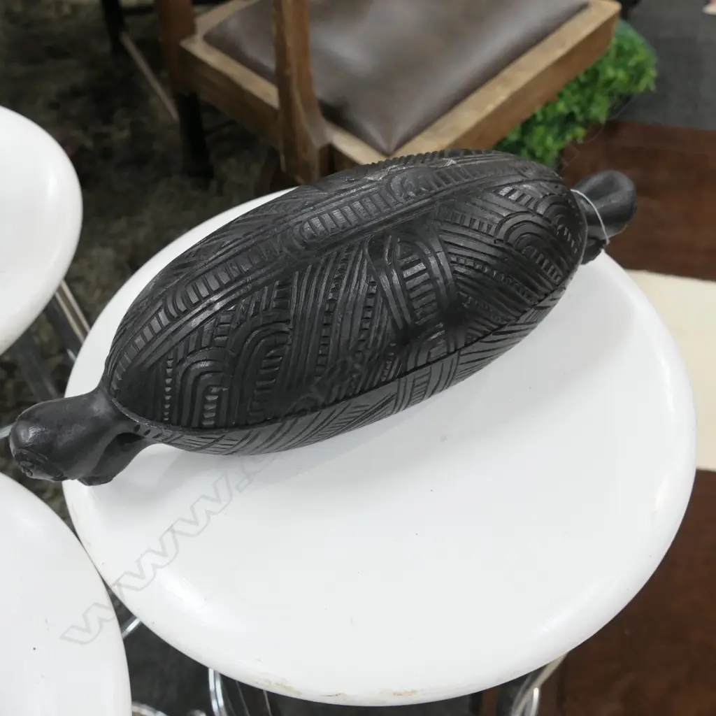 MODERN CARVED WAKA HUIA IN BLACK L. 340 MM Image 1++