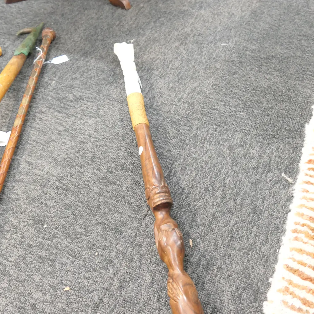 WOODEN ISLAND STAFF W/ CARVFED BONE FIGURE H. 980MM; 17678 Image 1++