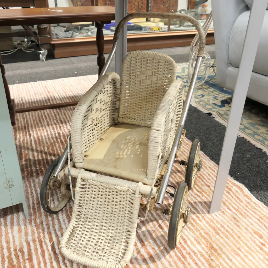 WICKER CHILDS VINTAGE PRAM Image 1++