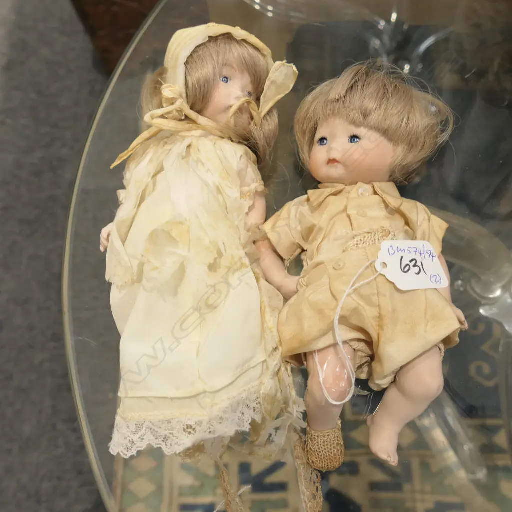 TWO SMALL PORCELAIN DOLLS L. 190MM Image 1++