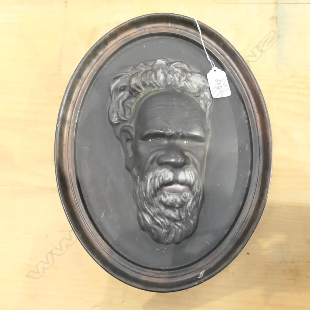 OVAL WALL PLAQUE OF AN ABORIGINAL MAN L 300 MM Image 1++