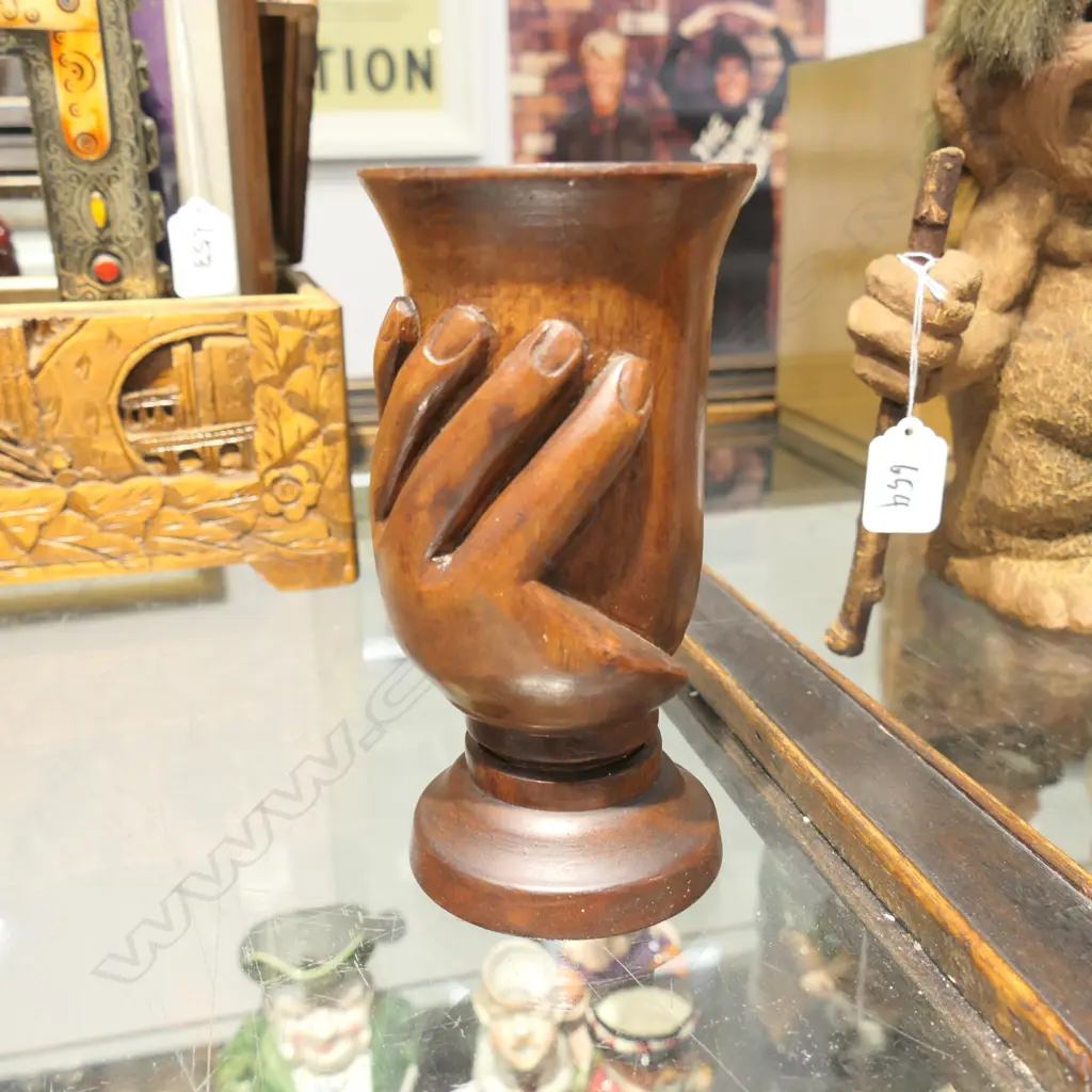 PITCAIRN ISLAND CARVED HAND VASE Image 1++