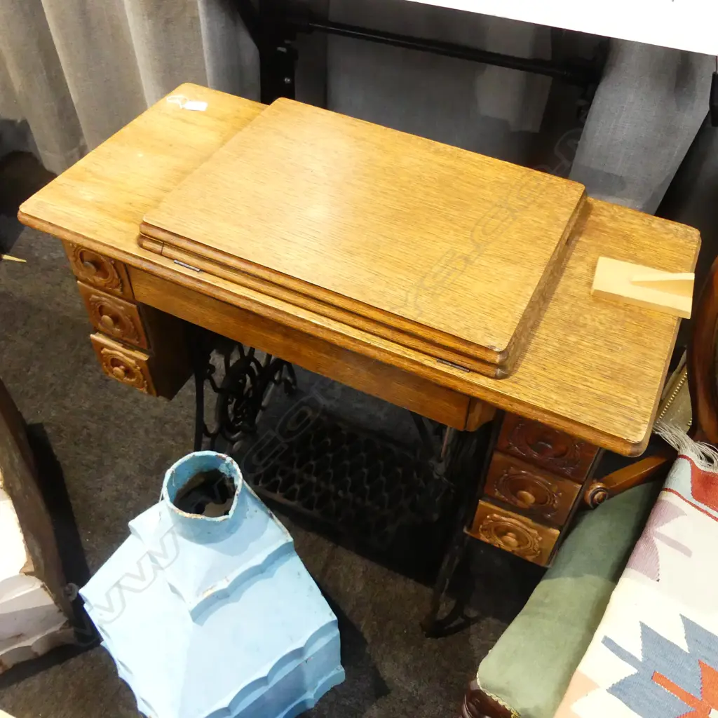 OAK SINGER TREADLE SEWING MACHINE Image 1++