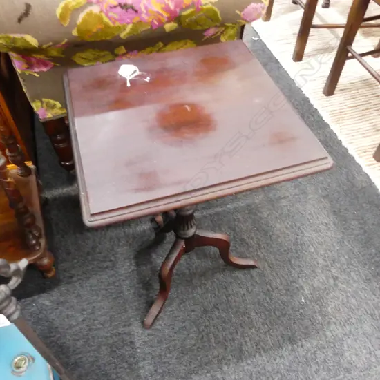 WOODEN TRIPOD SIDE TABLE. H.580 MM