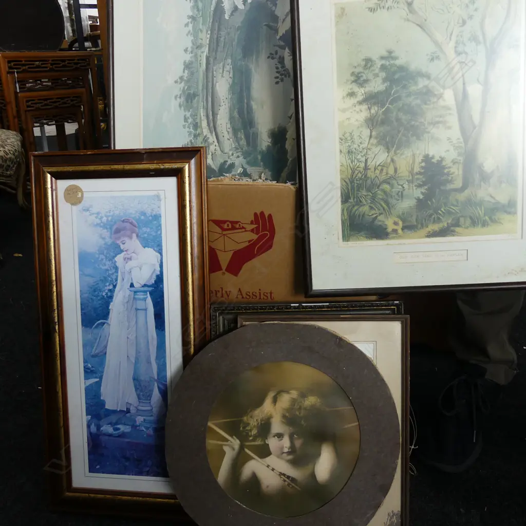 LOT ASST PAINTINGS AND PRINTS Image 1++