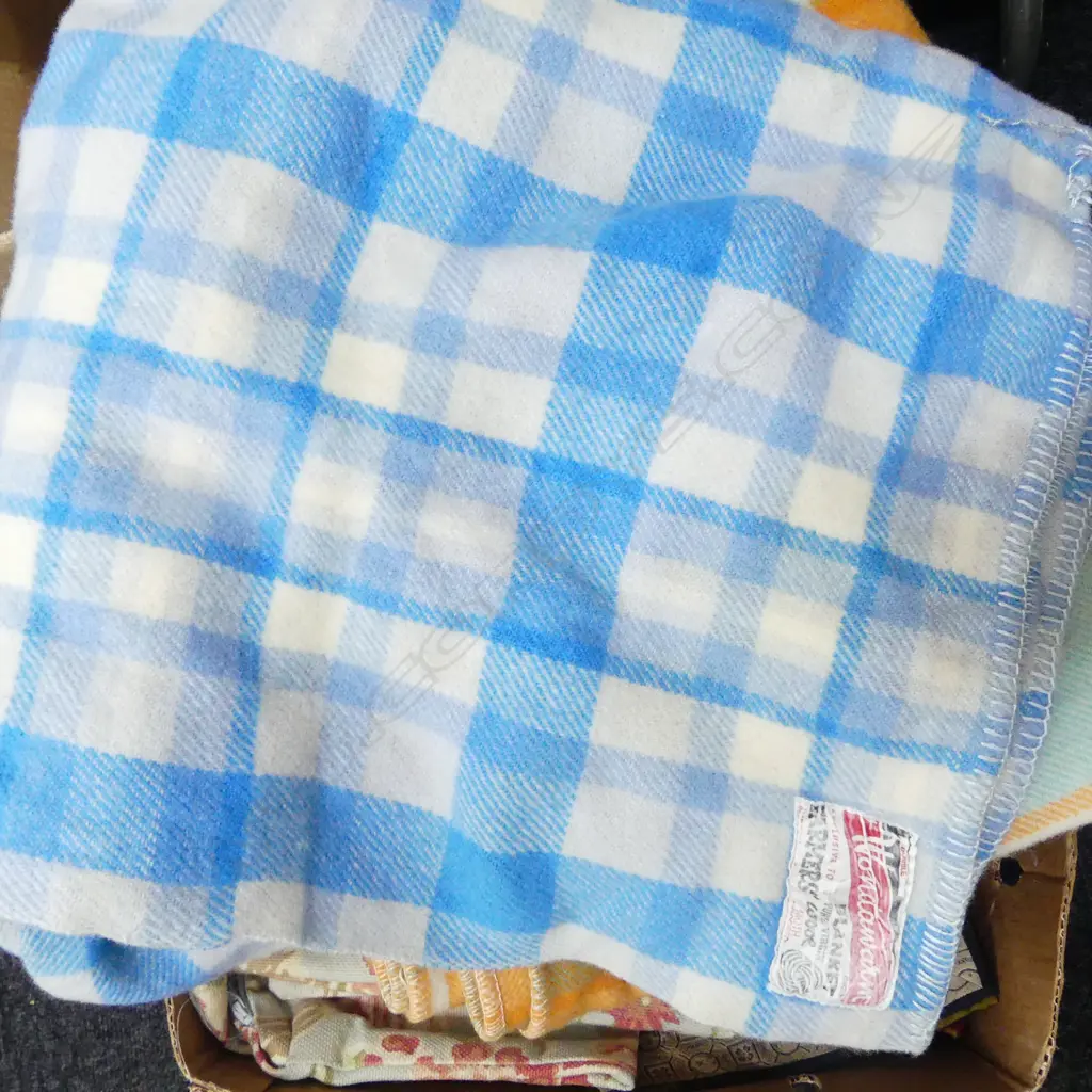 LOT ASST FABRICS AND WOOLLEN BLANKETS  Image 1++