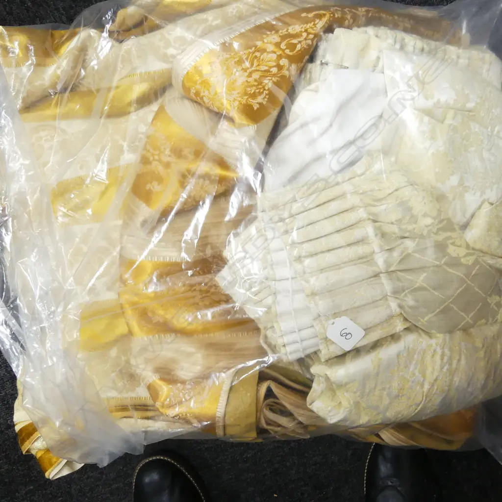 LOT ASST. CURTAINS Image 1++