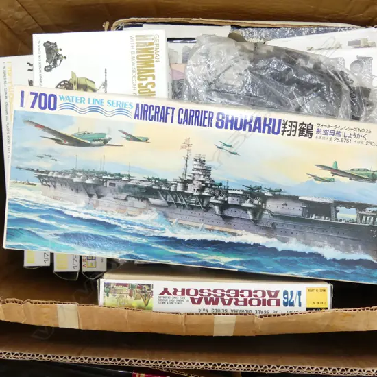 LOT ASST RETRO MODELS INCL. AIRCRAFT CARRIER / ARTILLERY ETC