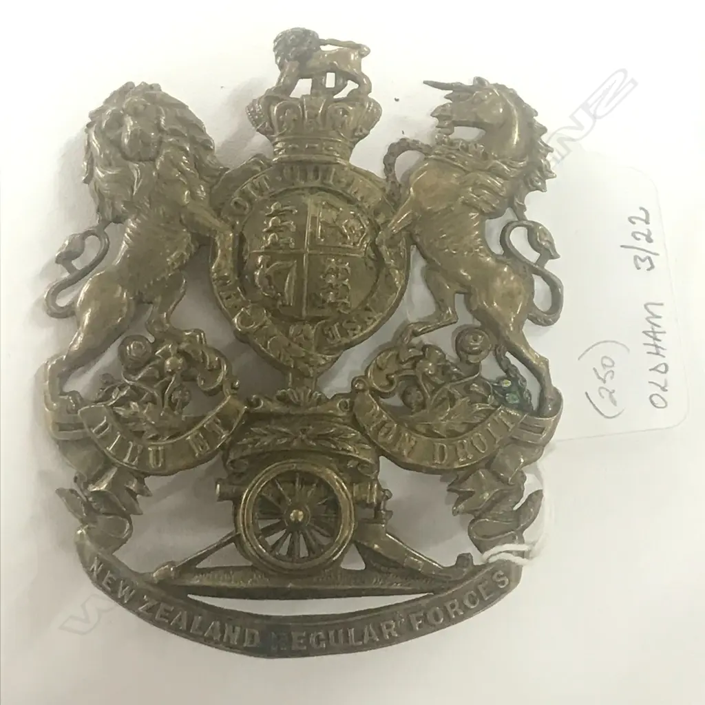 ROYAL NZ ARTILLERY REGULAR FORCES HELMET PLATE 1897 [base scroll; QVC; brass] Image 1++