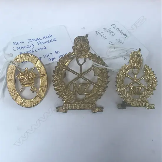 3 CAP/COLLAR BADGES: NZ PIONEER (MAORI) BATTALION BADGES [2 VERSIONS] (3)