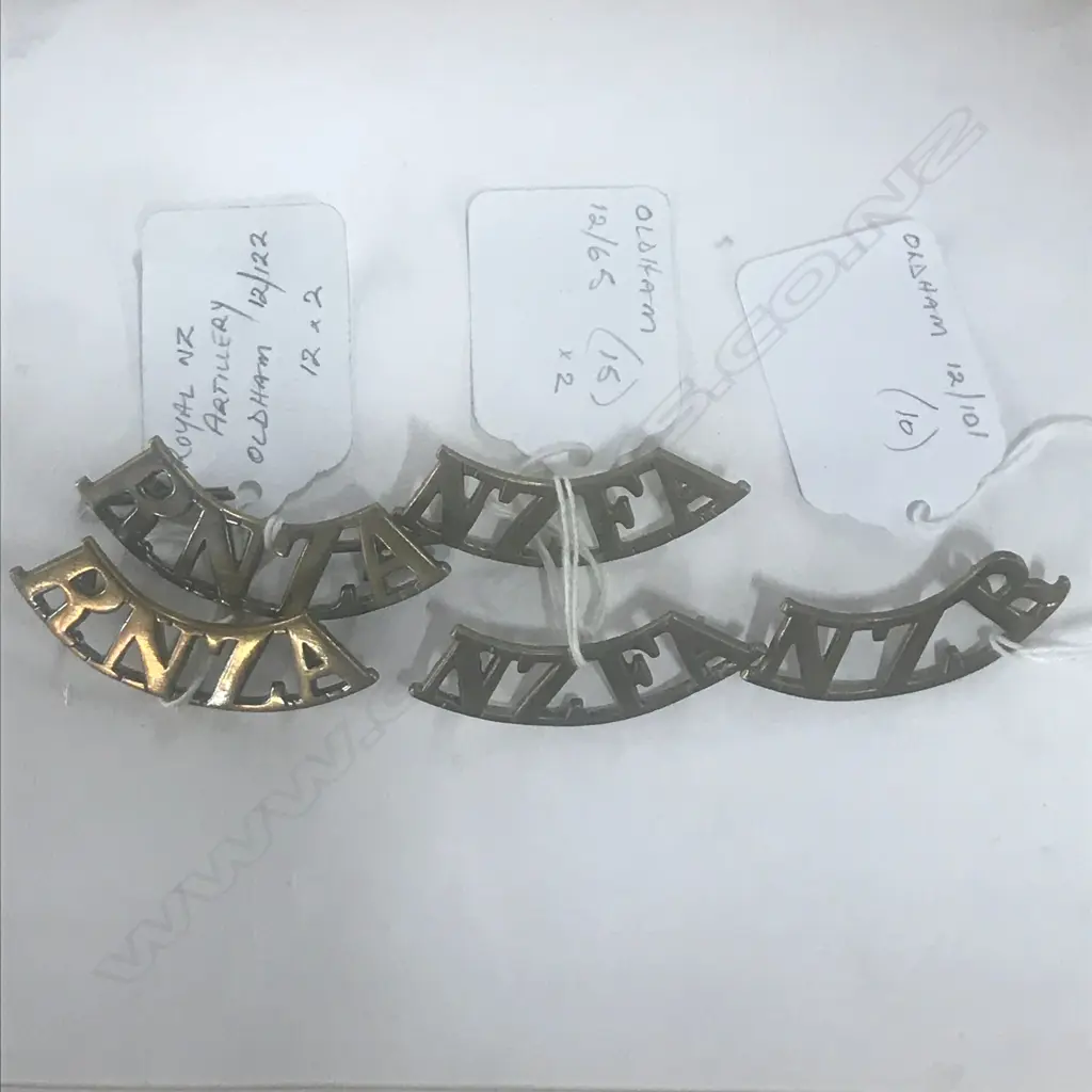 SHOULDER TITLES: 2 x ROYAL NZ ARTILLERY; 2 x NZ FIELD ARTILLERY; 1 x NZ RIFLES (5) Image 1++