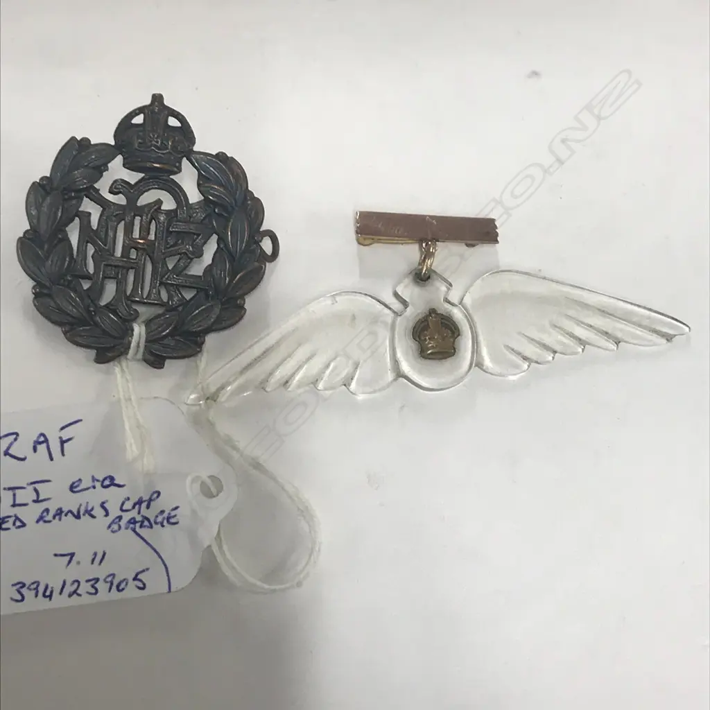 RNZAF ENLISTED RANKS CAP BADGE; SWEETHEART BROOCH [WINDSCREEN PERSPEX WINGS ON 9ct GOLD BAR SUSPENSION] Image 1++