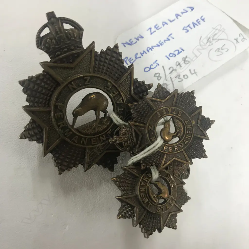 CAP/COLLAR BADGES: NZ PERMANENT STAFF (3) (More...) Image 1++