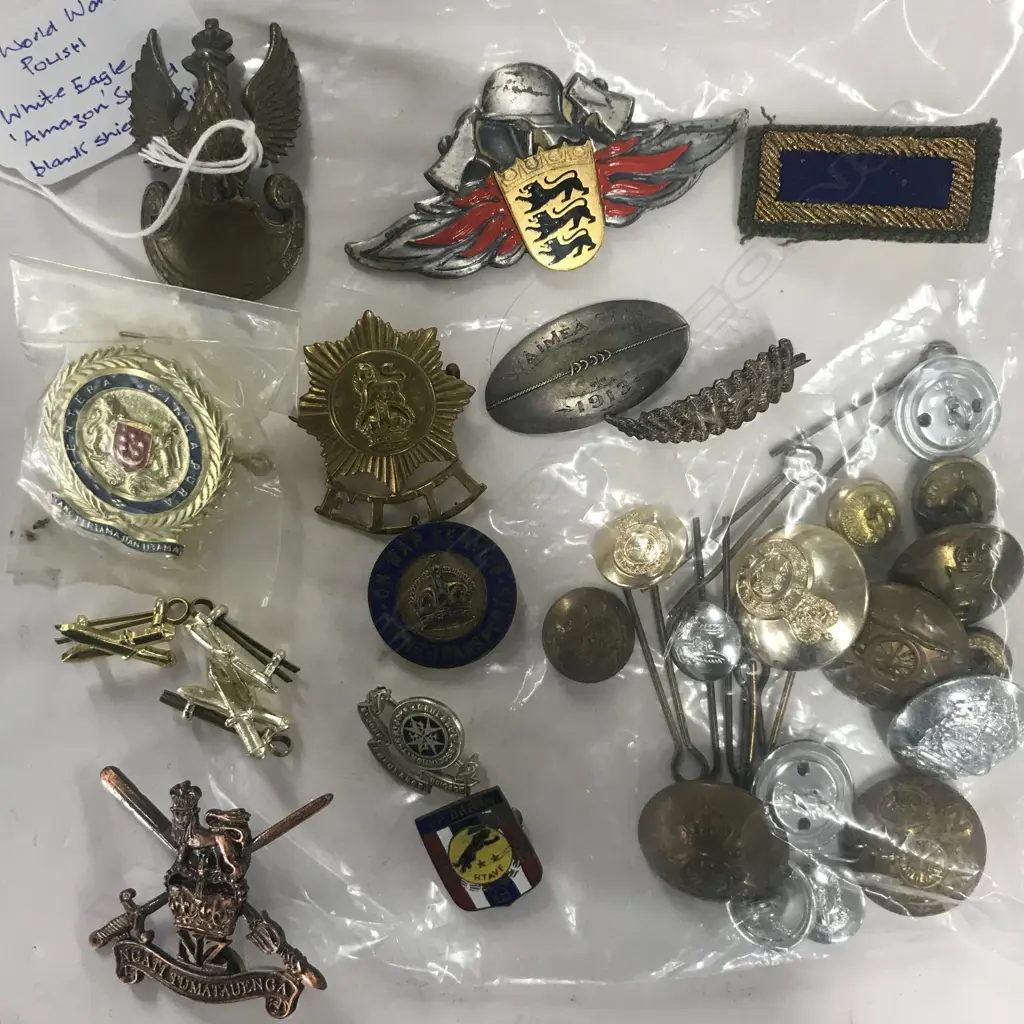 BAG MISC MILITARY BUTTONS & BADGES Image 1++